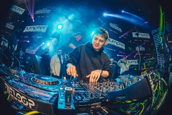 Występ DJ-a podczas Mistrzostw Polski DJ-ów 2025 w Explosion Club